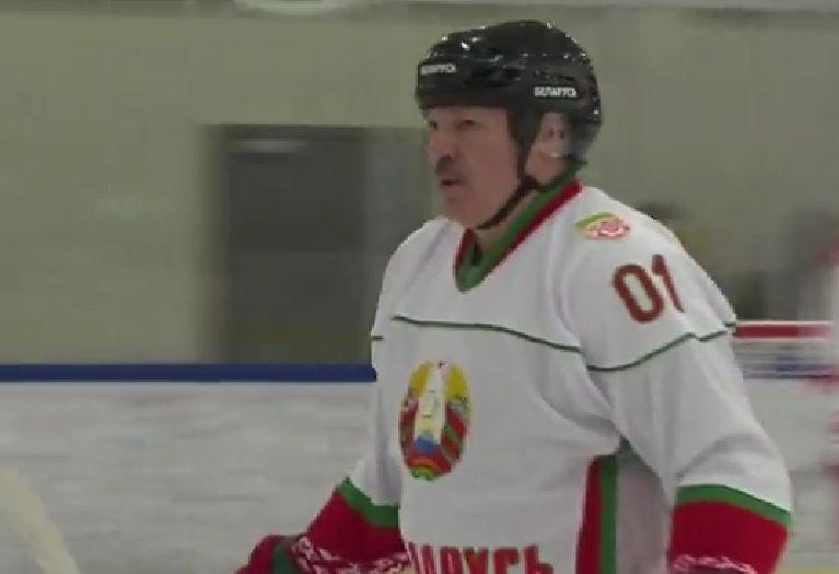 Vladimir Putin și Aleksandr Lukașenko au ieșit împreună la hochei pe gheață. Au jucat în echipe diferite iar rezultatul a fost surprinzător 743191