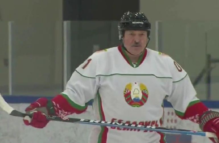 Vladimir Putin și Aleksandr Lukașenko au ieșit împreună la hochei pe gheață. Au jucat în echipe diferite iar rezultatul a fost surprinzător 743192