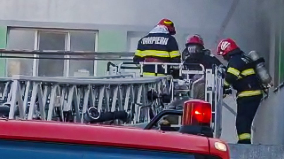 Incendiu într-un bloc din Vaslui. Zeci de persoane au fost evacuate, patru au ajuns la spital