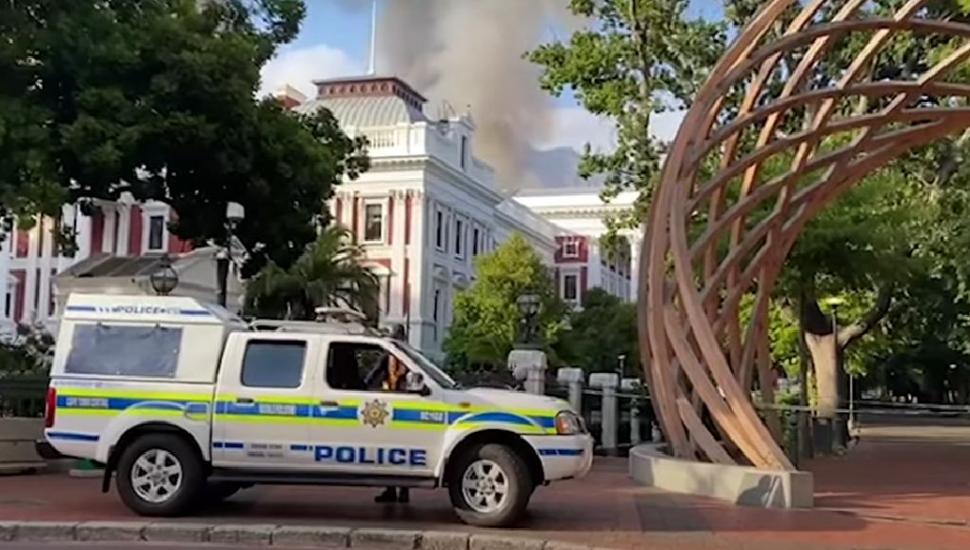 A luat foc Parlamentul din capitala țării care a raportat, prima, varianta Omicron. Acoperișul clădirii s-a prăbușit 743507