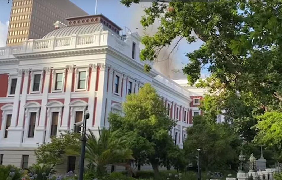 A luat foc Parlamentul din capitala țării care a raportat, prima, varianta Omicron. Acoperișul clădirii s-a prăbușit 743508