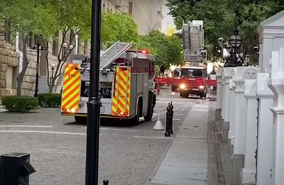 A luat foc Parlamentul din capitala țării care a raportat, prima, varianta Omicron. Acoperișul clădirii s-a prăbușit 743509