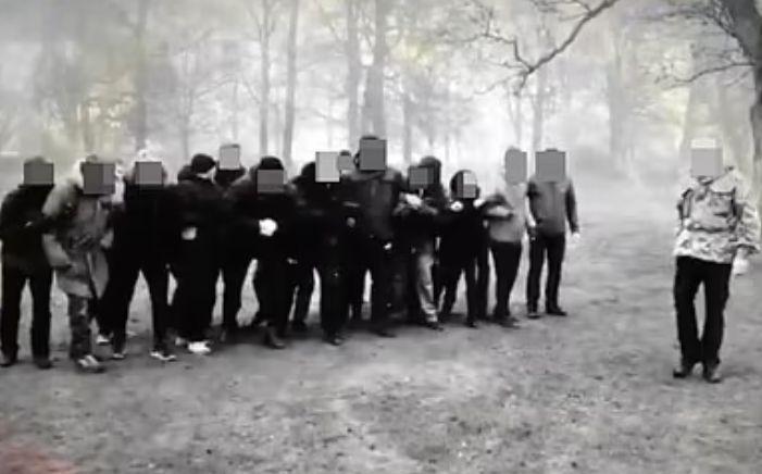 AMA sau Gruparea Bărbaților Alfa, o mișcare paramilitară antivaccin, și-a planificat loviturile, în Anglia. Radu Tudor: "Oricând societatea poate fi destabilizată" 743529