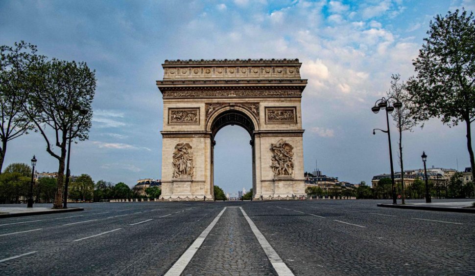 Drapelul UE a fost înlăturat de pe Arcul de Triumf din Paris, după revolta liderilor de dreapta