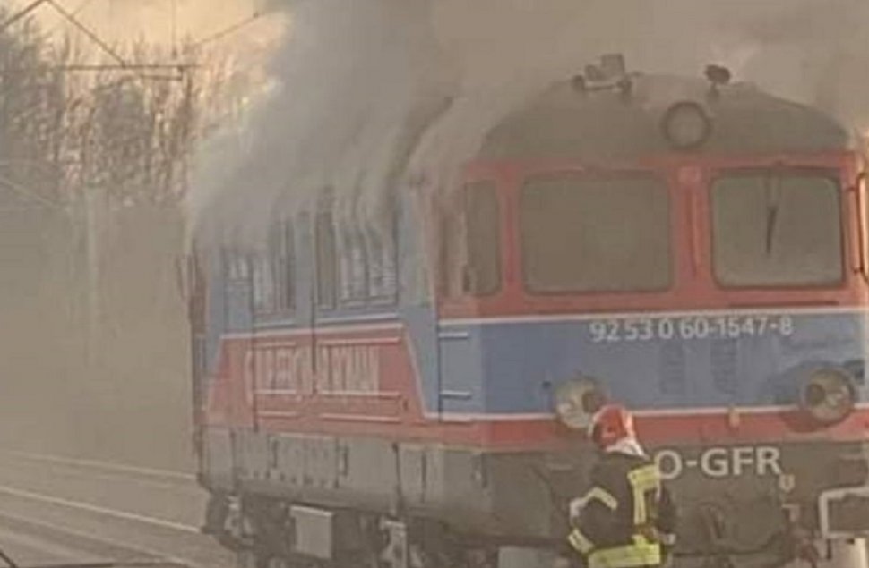 Locomotiva unui tren de marfă a luat foc în apropiere de Ploieşti. Trenul transportă îngrășăminte chimice