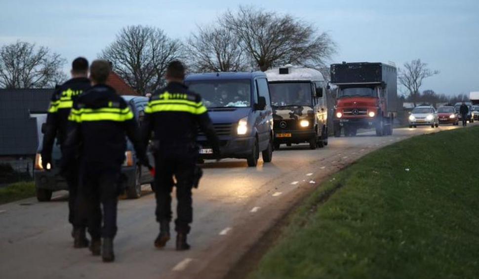 O petrecere ilegală de Anul Nou a fost vegheată toată noaptea de polițiști și oprită abia dimineață, în Olanda. Cine i-a turnat pe petrecăreți 743492