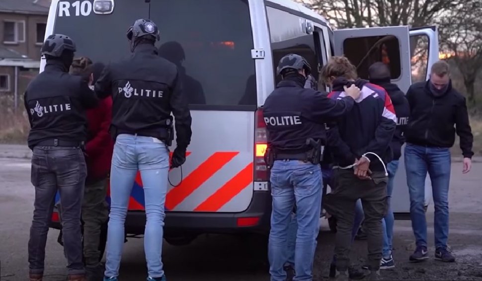 O petrecere ilegală de Anul Nou a fost vegheată toată noaptea de polițiști și oprită abia dimineață, în Olanda. Cine i-a turnat pe petrecăreți