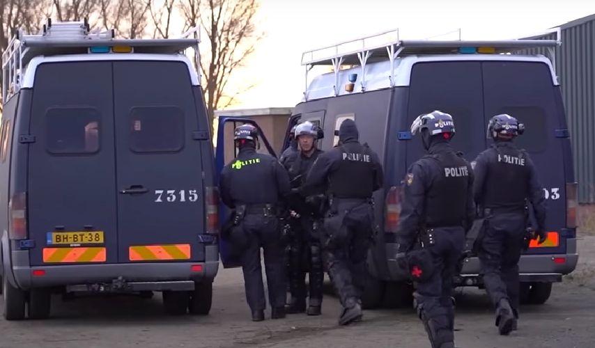 O petrecere ilegală de Anul Nou a fost vegheată toată noaptea de polițiști și oprită abia dimineață, în Olanda. Cine i-a turnat pe petrecăreți 743496