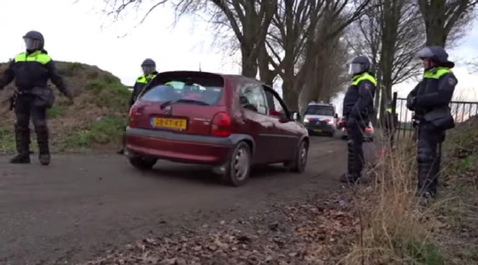 O petrecere ilegală de Anul Nou a fost vegheată toată noaptea de polițiști și oprită abia dimineață, în Olanda. Cine i-a turnat pe petrecăreți 743497