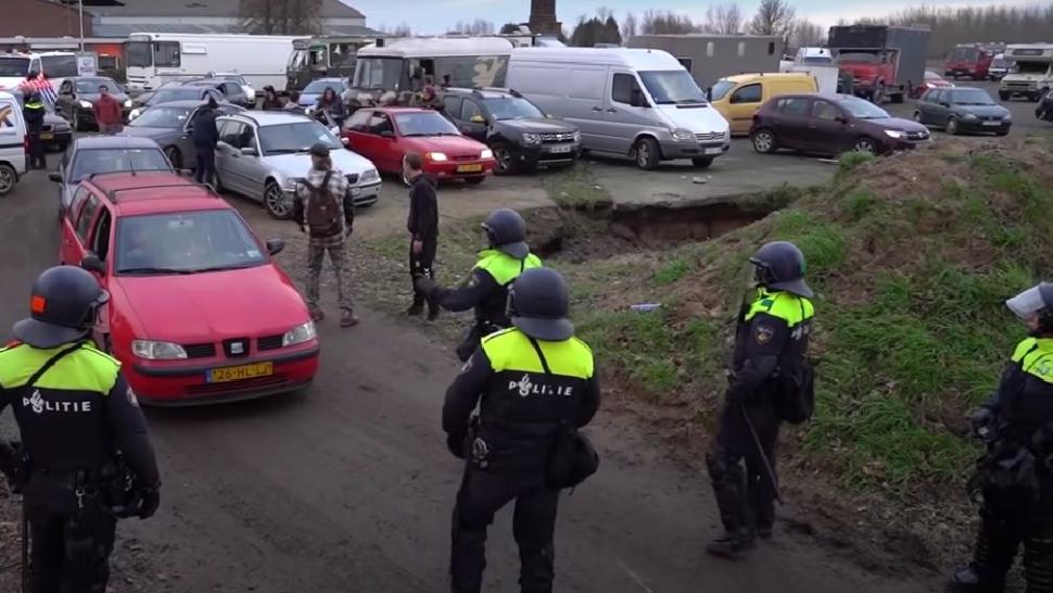 O petrecere ilegală de Anul Nou a fost vegheată toată noaptea de polițiști și oprită abia dimineață, în Olanda. Cine i-a turnat pe petrecăreți 743499