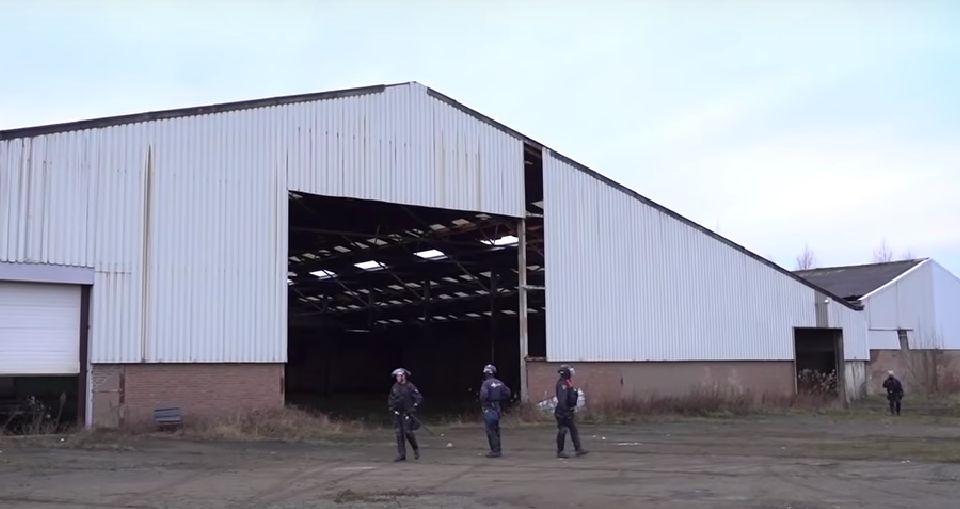 O petrecere ilegală de Anul Nou a fost vegheată toată noaptea de polițiști și oprită abia dimineață, în Olanda. Cine i-a turnat pe petrecăreți 743500