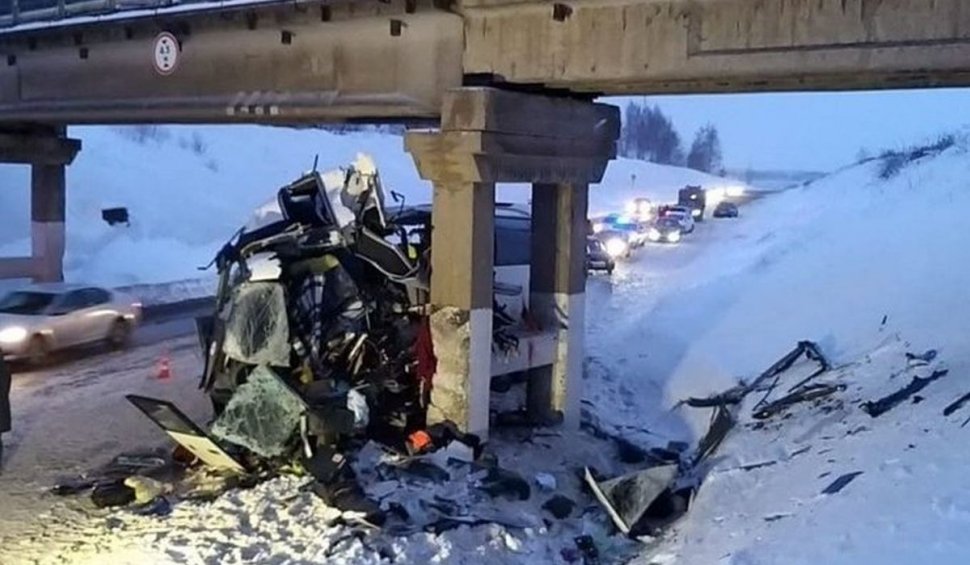 Cinci oameni au murit după ce un autobuz a intrat într-un picior de pod, în Rusia