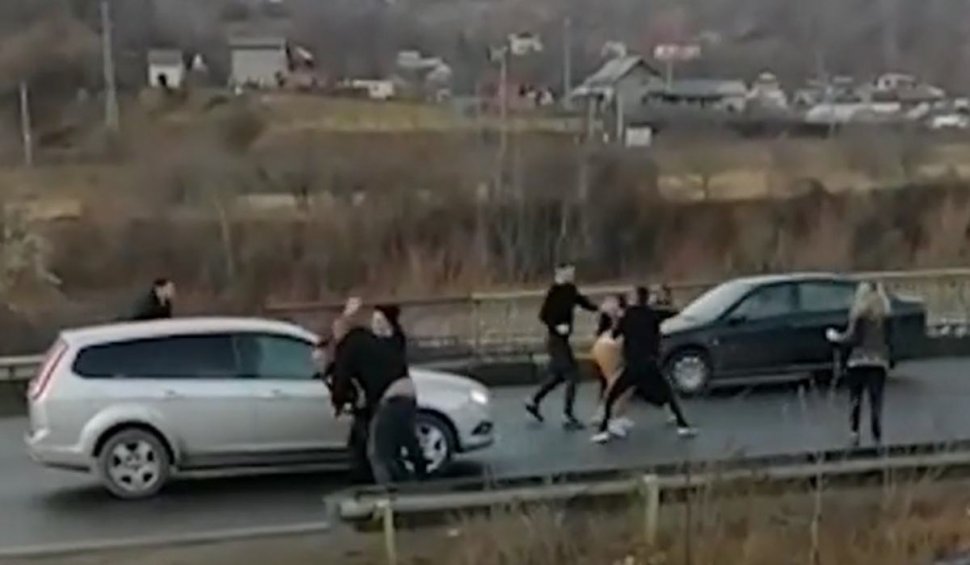 Bătaie pe DN1, la Comarnic, după ce un șofer a depășit coloana prin dreapta. O femeie cu un copil în brațe a intervenit pentru a-i calma pe bărbați