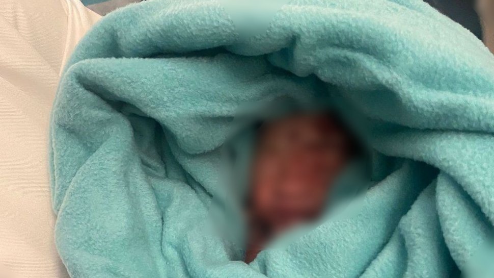 Bebeluș abandonat în coșul de gunoi din toaleta avionului în care s-a născut, în Mauritius