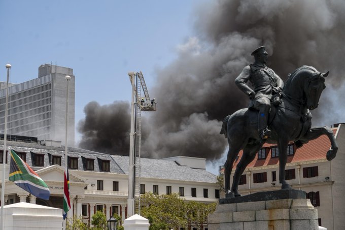 Clădirea Parlamentului Africii de Sud, din nou în flăcări. Incendiul a reizbucnit după 36 de ore 