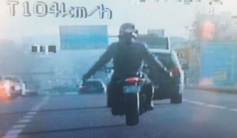Motociclist filmat de radar în timp ce încerca să "zboare" cu peste 100 km/h | Poliţia Română: "Păi aşa ne-a fost vorba?"
