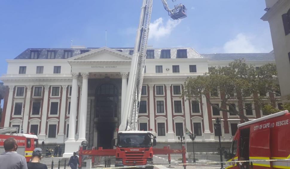 Ce se știe despre bărbatul care a dat foc Parlamentului sud-african. Clădirea devastată este scoază din uz pentru luni de zile 743608