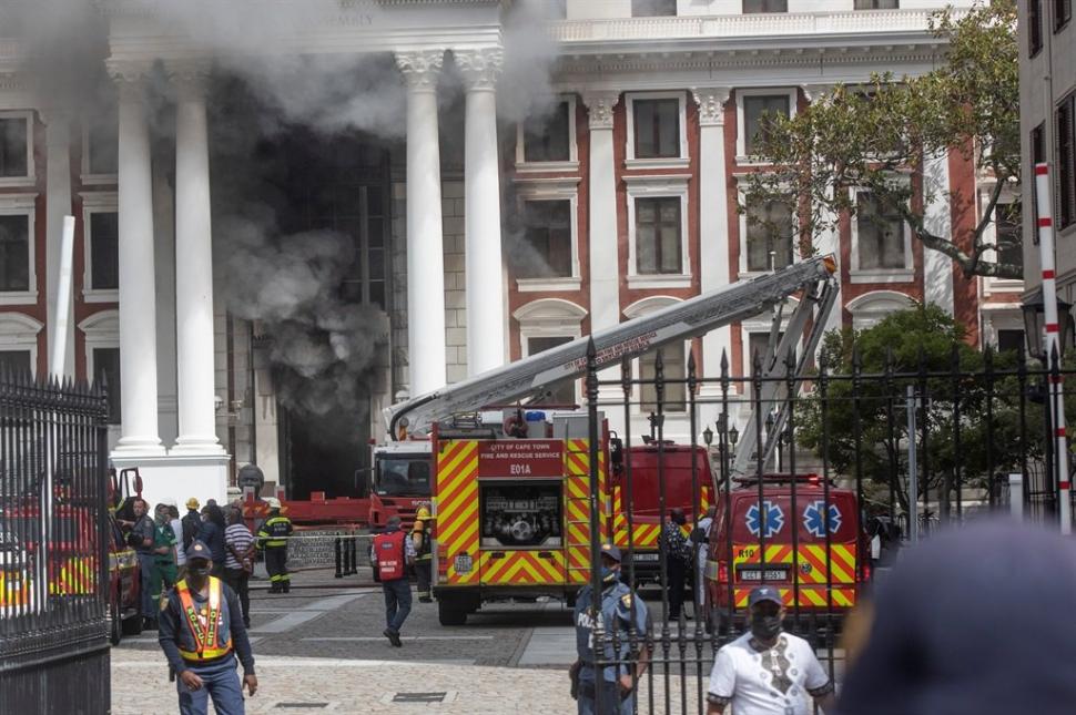 Ce se știe despre bărbatul care a dat foc Parlamentului sud-african. Clădirea devastată este scoază din uz pentru luni de zile 743611