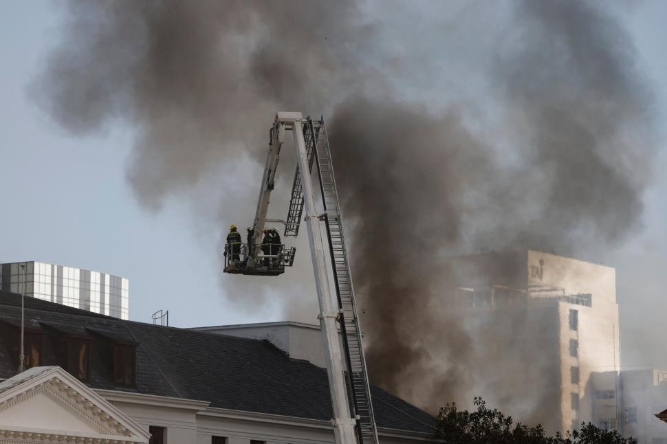 Ce se știe despre bărbatul care a dat foc Parlamentului sud-african. Clădirea devastată este scoază din uz pentru luni de zile 743612