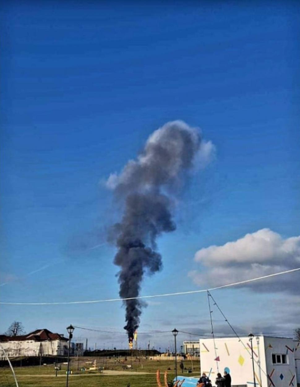 Probleme tehnice la rafinăria Petrobrazi: faclă uriașă, fum și un zgomot puternic. Reacţia companiei OMV Petrom 743639