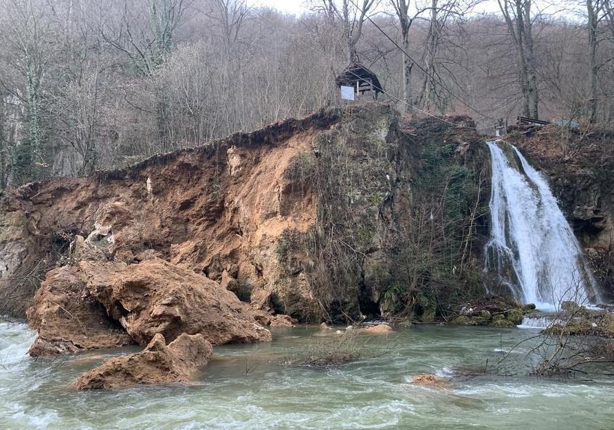 Situație ca la Bigăr: O bucată de stâncă s-a prăbuşit lângă cascada Vadu Crişului: ”Apa erodează travertinul” 743704