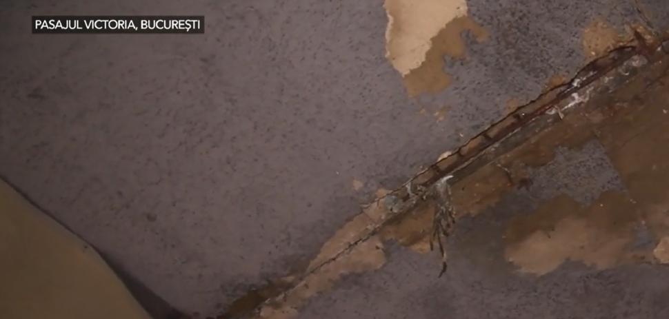 Capcane mortale pentru şoferii care circulă în Bucureşti! Cad bucăţi de beton în pasajul vechi de 36 de ani 743808