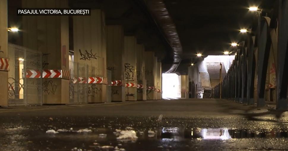 Capcane mortale pentru şoferii care circulă în Bucureşti! Cad bucăţi de beton în pasajul vechi de 36 de ani 743809