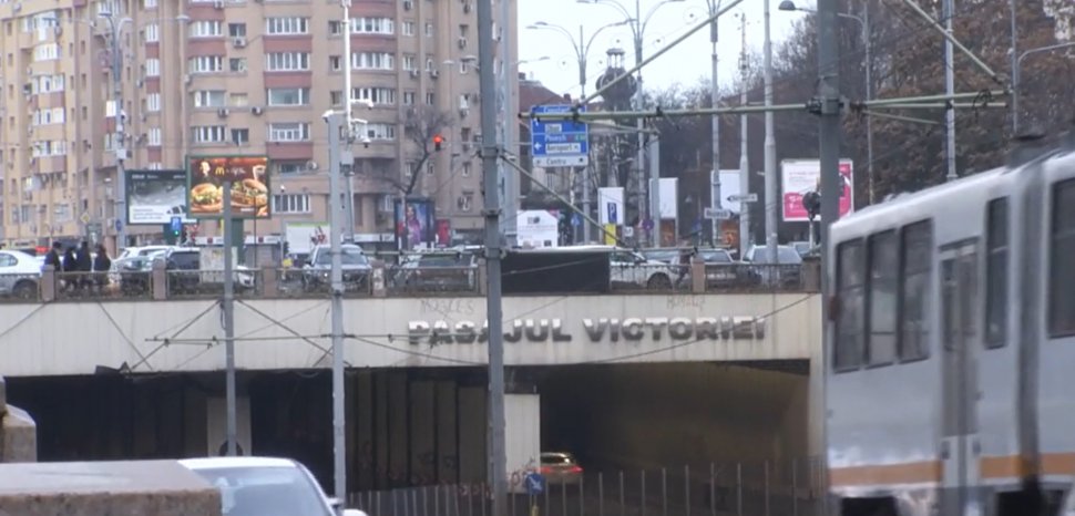 Capcane mortale pentru şoferii care circulă în Bucureşti! Cad bucăţi de beton în pasajul vechi de 36 de ani
