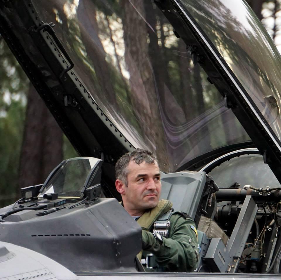Povestea şefului Bazei 86 Aeriene: Cătălin Micloș a supravieţuit catapultării unui MIG pe care l-a dus în afara unei localităţi, pentru a nu cădea pe case 743868