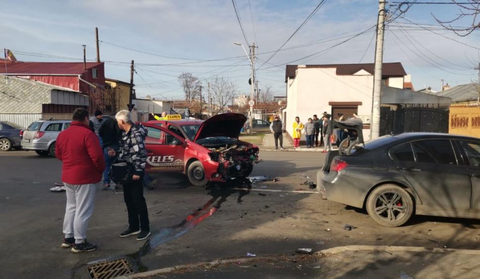 Elevul unei școli de șoferi a provocat un accident în timpul probei practice, în Brăila. Polițistul examinator a fost rănit 743848