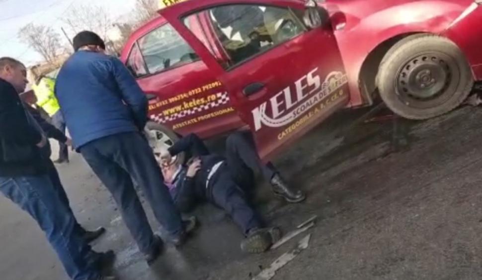 Elevul unei școli de șoferi a provocat un accident în timpul probei practice, în Brăila. Polițistul examinator a fost rănit 743849