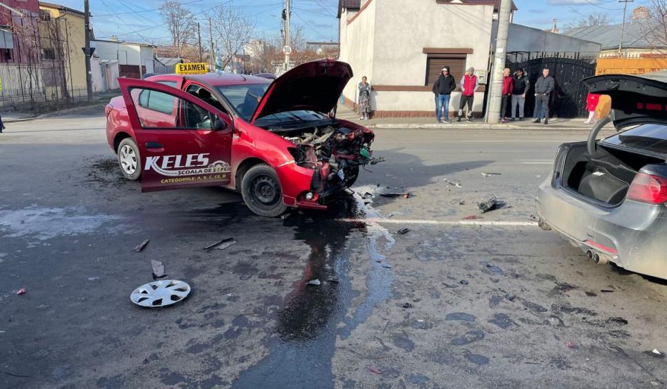 Elevul unei școli de șoferi a provocat un accident în timpul probei practice, în Brăila. Polițistul examinator a fost rănit 743850