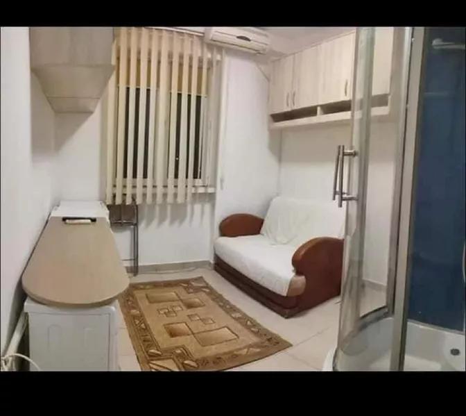 Un român vrea să închirieze o garsonieră cu baia și bucătăria în dormitor. "E mai OK așa, decât să te deplasezi dintr-o cameră în alta" 743888