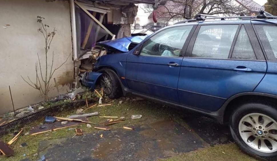 Un tânăr de 21 de ani a intrat cu mașina în casa unei familii, în județul Maramureș. Proprietarii erau în locuință în momentul impactului 743828