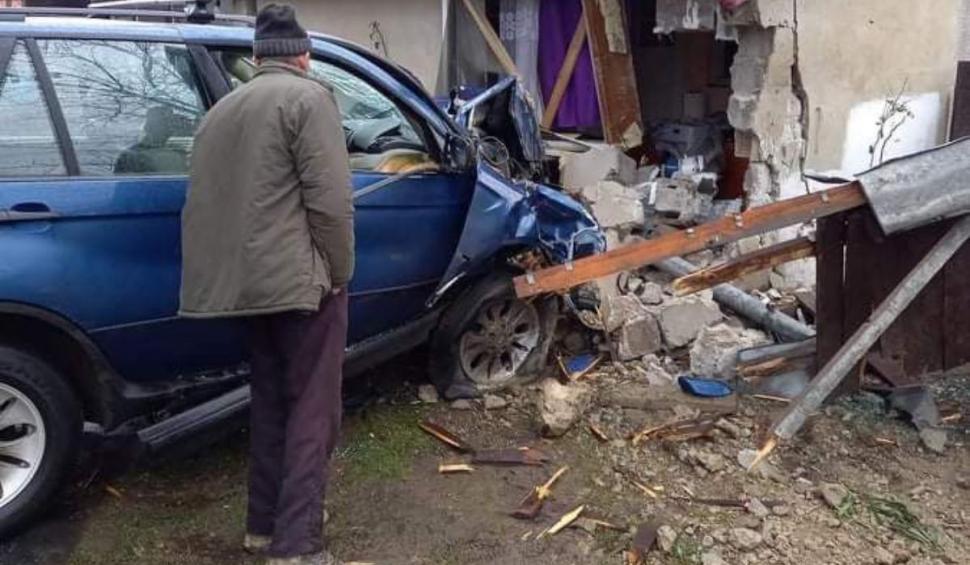 Un tânăr de 21 de ani a intrat cu mașina în casa unei familii, în județul Maramureș. Proprietarii erau în locuință în momentul impactului 743829