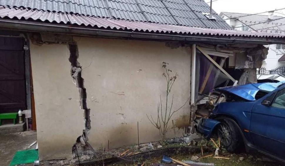 Un tânăr de 21 de ani a intrat cu mașina în casa unei familii, în județul Maramureș. Proprietarii erau în locuință în momentul impactului 743830