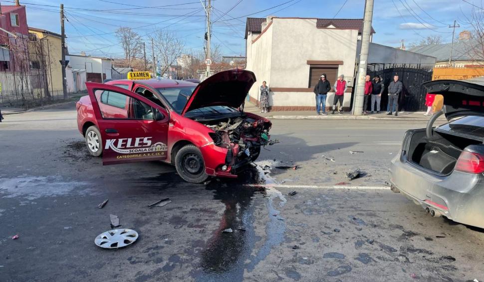 O tânără din Brăila a făcut accident în timpul examenului pentru permisul de conducere 743874