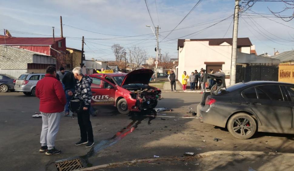 O tânără din Brăila a făcut accident în timpul examenului pentru permisul de conducere 743875