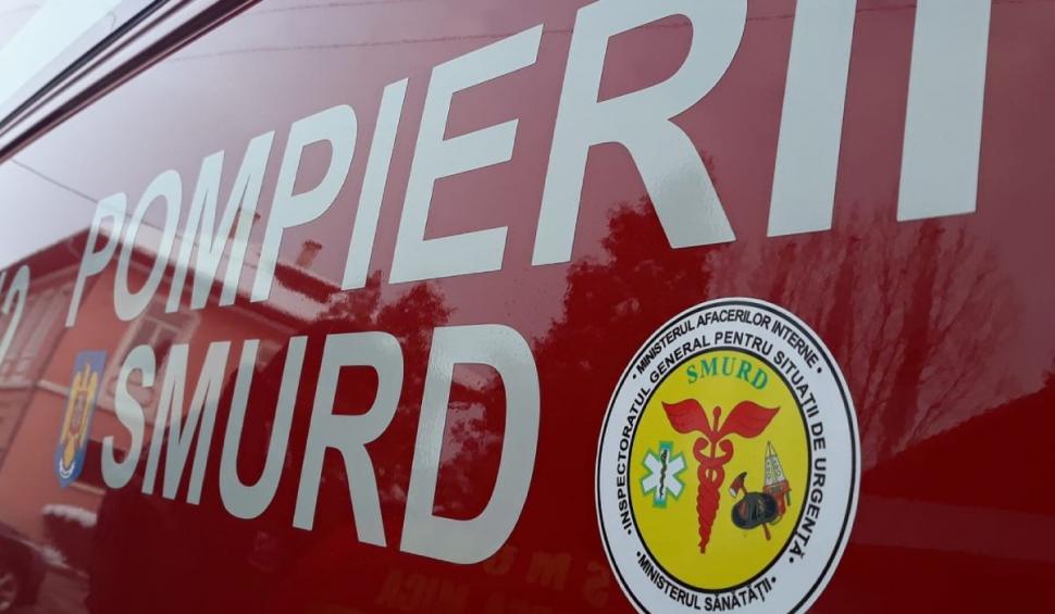 Un bărbat s-a aruncat de la etajul 4 cu un copil în brațe, în Râmnicu Vâlcea
