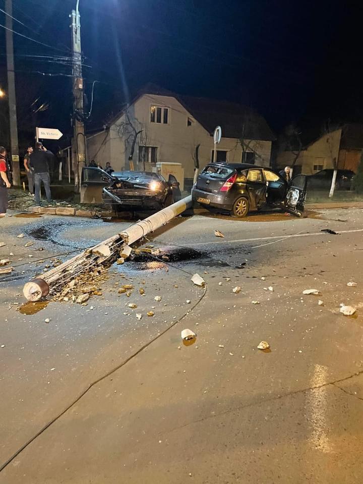 Imagini de infarct! Un stâlp de electricitate a căzut la câțiva centimetri de două mașini care s-au ciocnit, în Timiș 744163