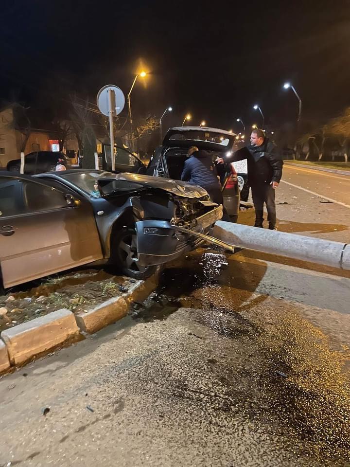 Imagini de infarct! Un stâlp de electricitate a căzut la câțiva centimetri de două mașini care s-au ciocnit, în Timiș 744164