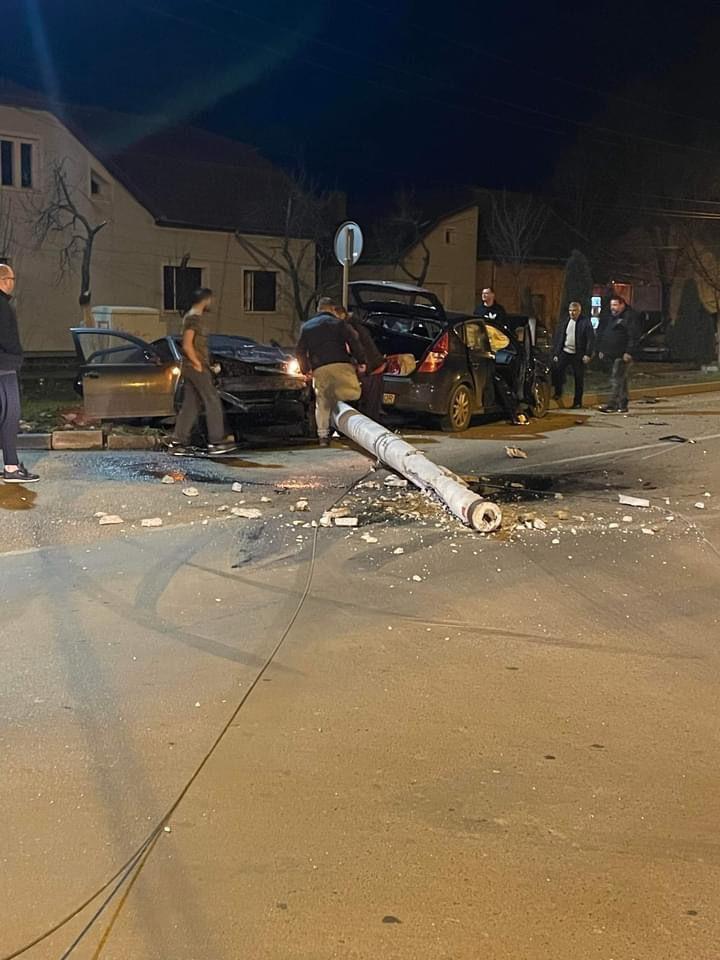 Imagini de infarct! Un stâlp de electricitate a căzut la câțiva centimetri de două mașini care s-au ciocnit, în Timiș 744165