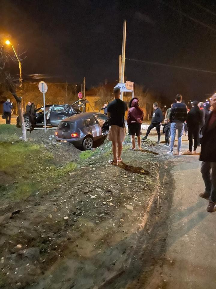 Imagini de infarct! Un stâlp de electricitate a căzut la câțiva centimetri de două mașini care s-au ciocnit, în Timiș 744166