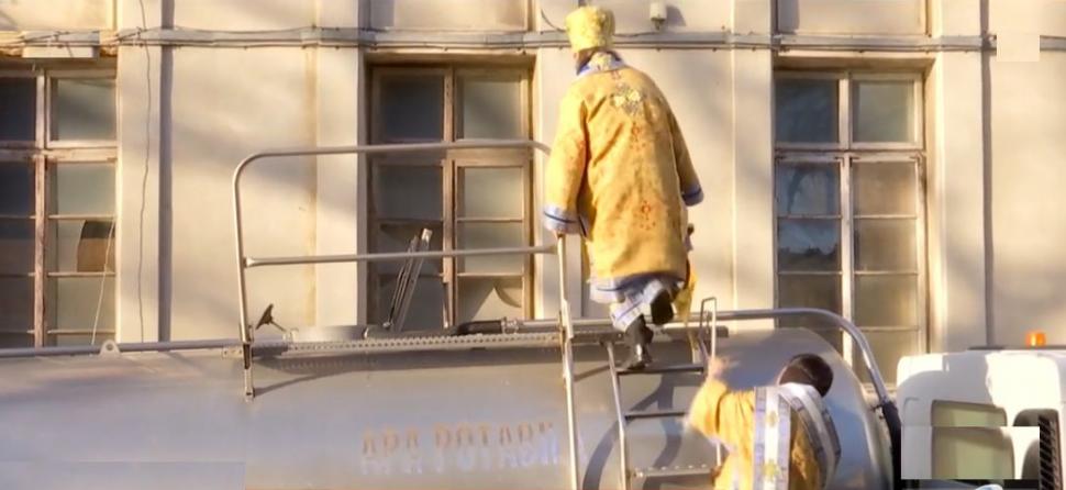 IPS Teodosie, Arhiepiscopul Tomisului, s-a urcat pe cisternă şi a sfinţit apa pentru Bobotează 743983