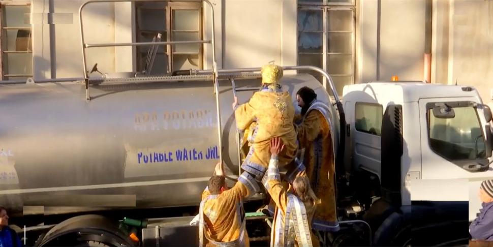 IPS Teodosie, Arhiepiscopul Tomisului, s-a urcat pe cisternă şi a sfinţit apa pentru Bobotează 743984