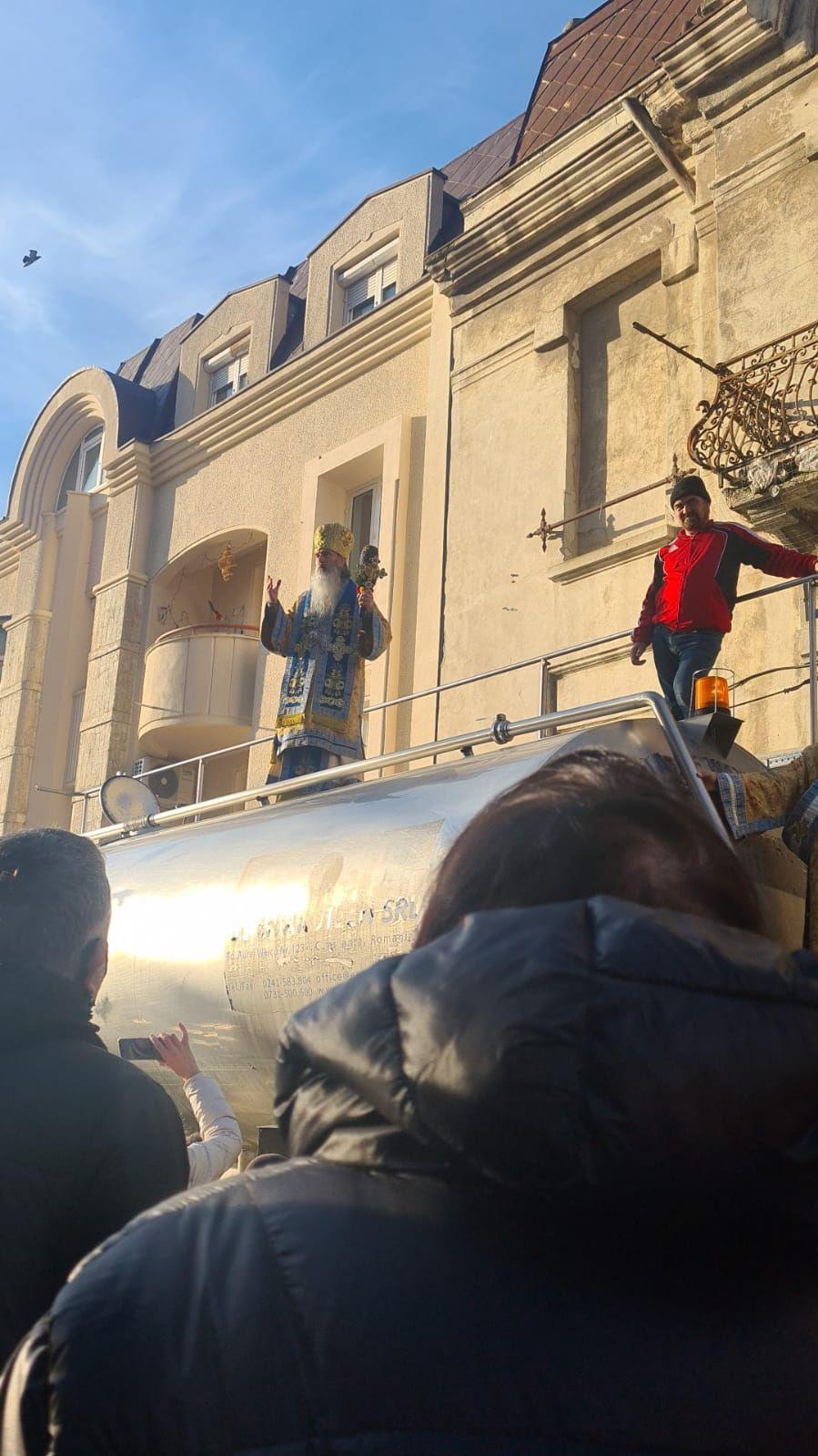 IPS Teodosie, Arhiepiscopul Tomisului, s-a urcat pe cisternă şi a sfinţit apa pentru Bobotează 743989