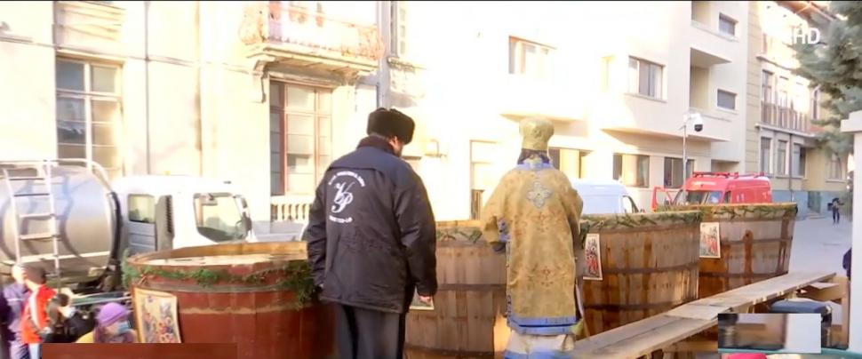 IPS Teodosie, Arhiepiscopul Tomisului, s-a urcat pe cisternă şi a sfinţit apa pentru Bobotează 743990