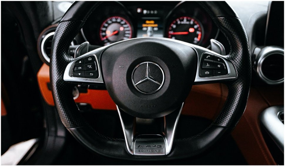 Mercedes avertizează 800.000 de șoferi cu privire la un potențial risc de incendiu