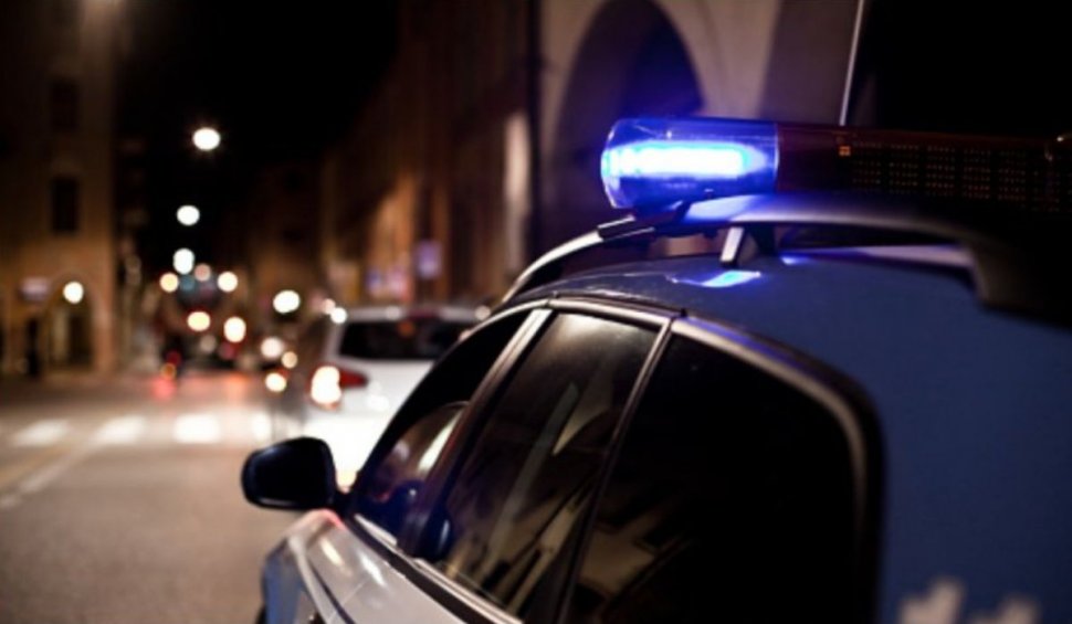 Un șofer beat și fără permis s-a oprit abia după ce a lovit mașina Poliției și s-a răsturnat în șanț, în Brașov
