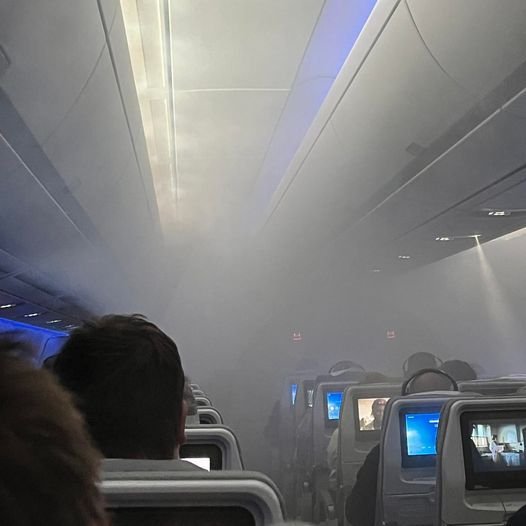 Cabina și cockpitul unui avion s-au umplut de fum, la 12 minute de la decolare: ”A fost înfricoșător”